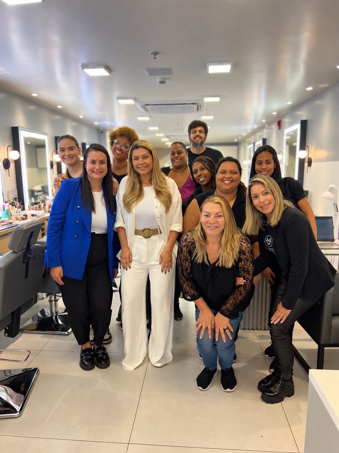 Juliene Cordeiro com equipe em evento