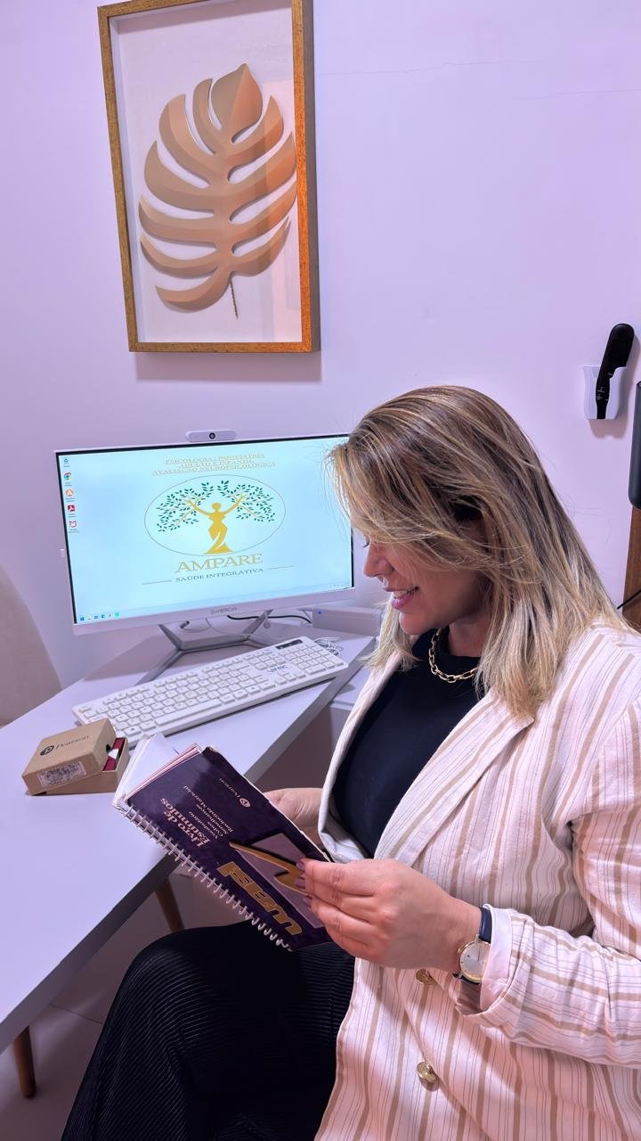 Juliene Cordeiro em sua mesa de trabalho na Ampare Saúde Integrativa